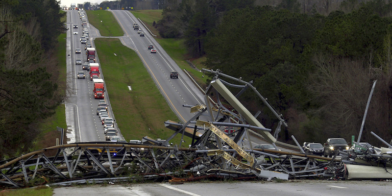Un ripetitore è crollato bloccando la strada in seguito ai tornado che si sono abbattuti sulla contea di Lee, in Alabama. (Mike Haskey/Ledger-Enquirer via AP)