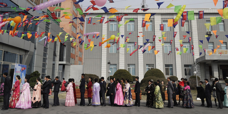 La fila per votare all'esterno di un seggio di Pyongyang, in Corea del Nord, il 10 marzo 2019 (AP Photo/Dita Alangkara)