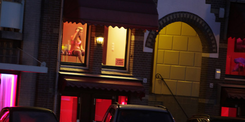 Una prostituta nel De Wallen, il quartiere "a luci rosse" di Amsterdam, il 10 gennaio 2011 (AP Photo/Peter Dejong)