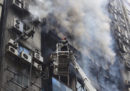 C'è un grosso incendio in un palazzo di 19 piani a Dacca, in Bangladesh: ci sono almeno 19 morti