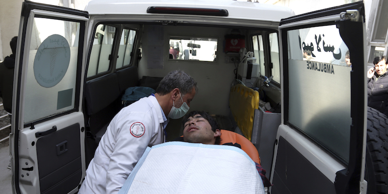 Un uomo ferito durante un'esplosione a Kabul viene trasportato in ospedale, il 7 marzo 2019 (AP Photo/Rahmat Gul)