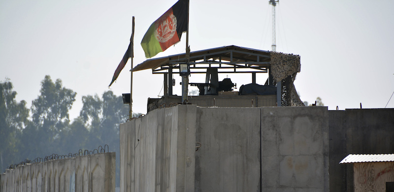 Un checkpoint vicino all'aeroporto di Jalalabad (AP Photo/Mohammad Anwar Danishyar)