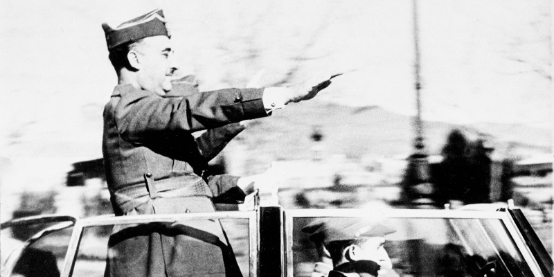 Il generale Francisco Franco saluta da un'auto blindata mentre entra a Barcellona, verso la fine della guerra, nel marzo del 1939 (AP Photo)