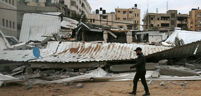 Le macerie di un sito bombardato dall'esercito israeliano a Gaza City. (AP Photo/Adel Hana)