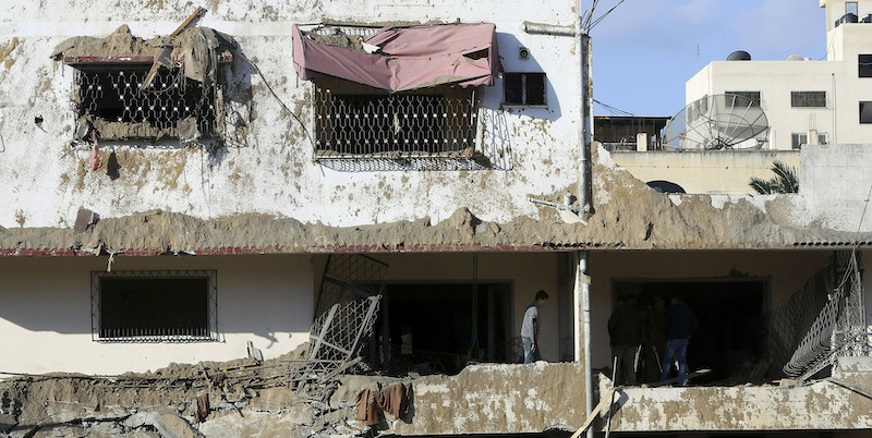 Un edificio di Hamas danneggiato dai bombardamenti israeliani nella Striscia di Gaza (AP Photo/Adel Hana)