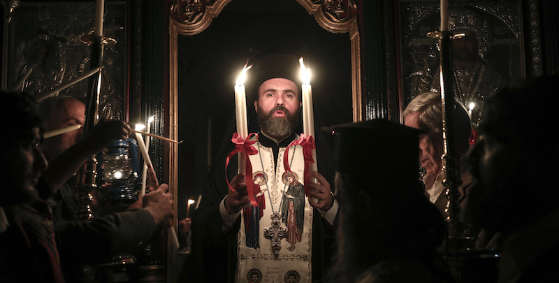 Un prete greco ortodosso durante una funzione religiosa ad Atene (AP Photo/Yorgos Karahalis)