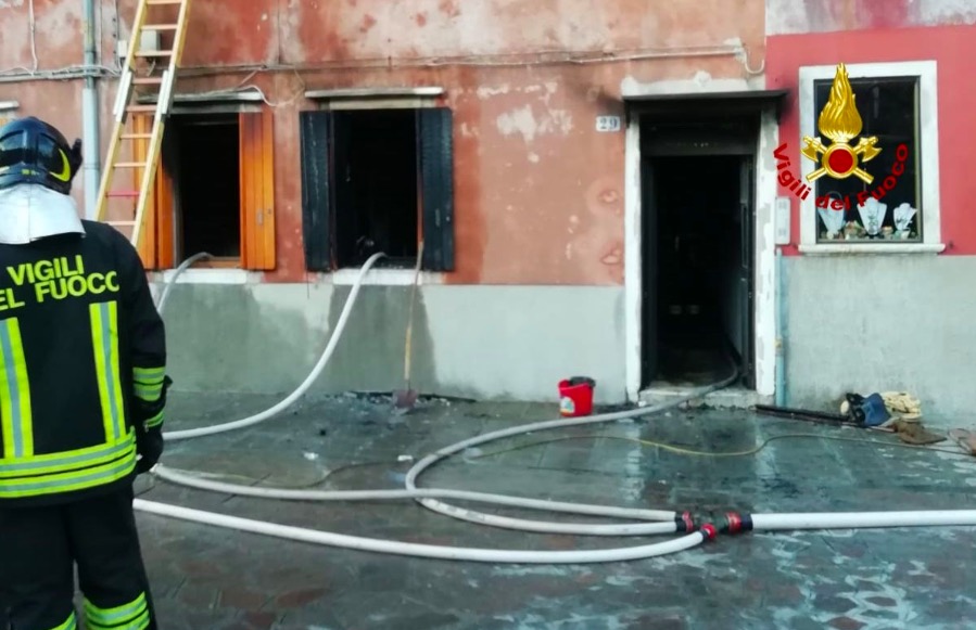 Due persone sono morte nell’incendio della loro casa a Murano, vicino a Venezia