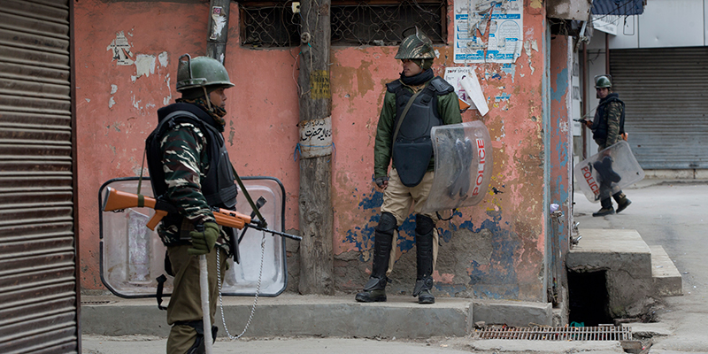 Almeno otto persone sono morte nei nuovi scontri in Kashmir tra India e Pakistan