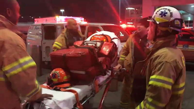 I soccorritori all'aeroporto JFK di New York. (WNBC-TV News 4 New York via AP)