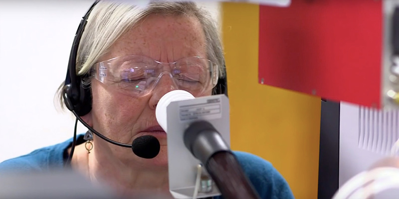 Joy Milne partecipa a uno degli esperimenti sull'odore del Parkinson (BBC Scotland - YouTube)