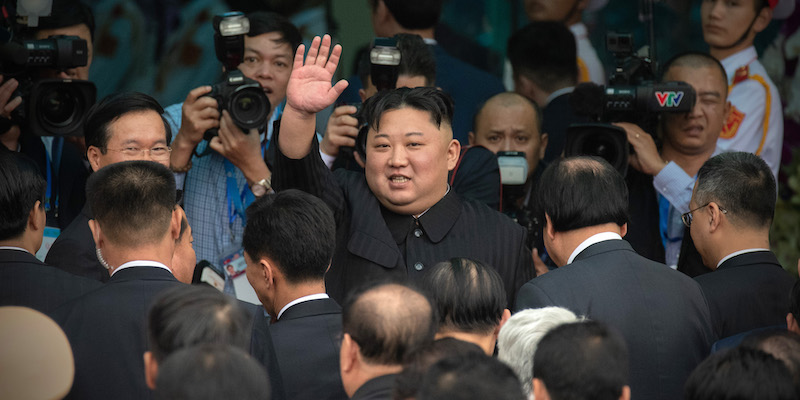 Kim Jong-un saluta prima di lasciare il Vietnam in treno e tornare in Corea del Nord (Carl Court/Getty Images)