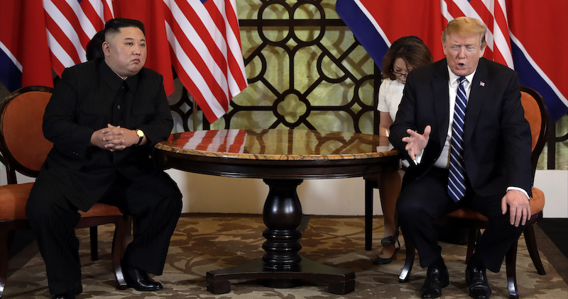 Il presidente statunitense Donald Trump e il dittatore nordcoreano Kim Jong-un, ad Hanoi, 28 febbraio 2019 (AP Photo/ Evan Vucci)