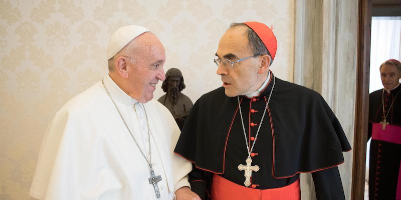 Papa Francesco con l'arcivescovo di Lione, il cardinale Philippe Barbarin, in Vaticano. (EPA/VATICAN /ANSA)