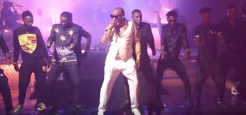 Il cantante congolese Koffi Olomidé durante un concerto (YouTube)