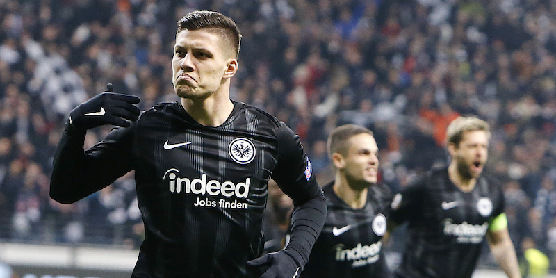 Luka Jovic esulta dopo il gol segnato al Marsiglia nei gironi di Europa League (AP Photo/Michael Probst)