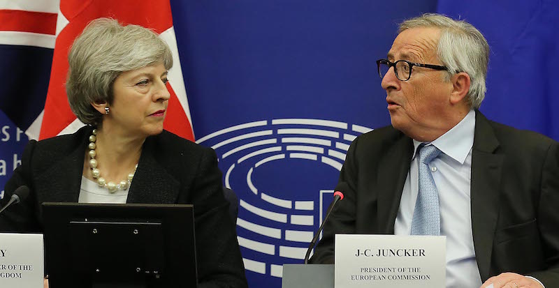 Theresa May e Jean-Claude Juncker (Thomas Niedermueller/Getty Images)