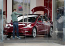 Tesla ha cominciato a vendere negli Stati Uniti la versione dell'auto Model 3 da 35mila dollari