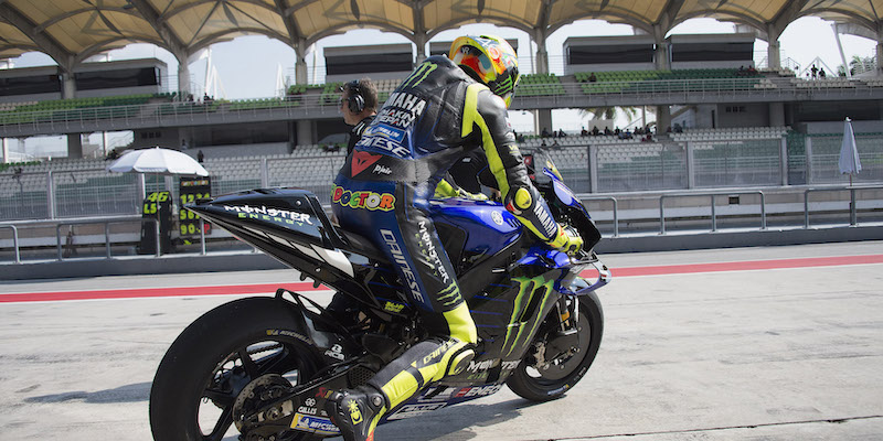 Valentino Rossi esce dai box Yamaha nei test di Kuala Lumpur (Mirco Lazzari gp/Getty Images)