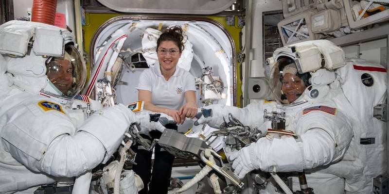 
Da sinistra, gli astronauti Nick Hague, Christina Koch e Anne McClain sulla Stazione Spaziale Internazionale (Iss) prima della passeggiata spaziale avvenuta lo scorso 22 marzo. (NASA)