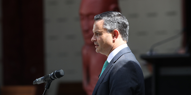 James Shaw, il ministro neozelandese per il Cambiamento climatico, è stato preso a pugni mentre andava a piedi verso il Parlamento