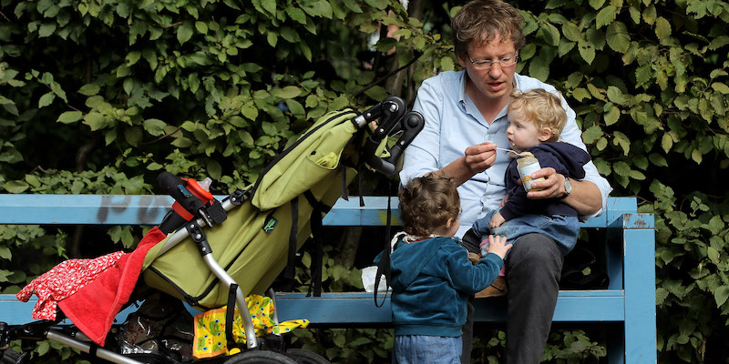 Un padre e le sue due figlie a Berlino, nel 2010 (Sean Gallup/Getty Images)