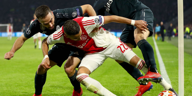 Hakim Ziyech contrastato da Daniel Carvajal e Gareth Bale nell'andata degli ottavi fra Ajax e Real Madrid (Lars Baron/Getty Images)