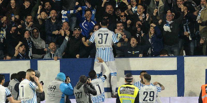 Andrea Petagna esulta con i tifosi dopo il rigore segnato alla Roma (Mario Carlini / Iguana Press/Getty Images)