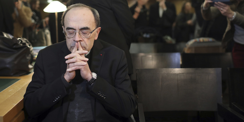 Il cardinale francese Philippe Barbarin nel tribunale di Lione, il 7 gennaio 2019 (AP Photo/Laurent Cipriani)