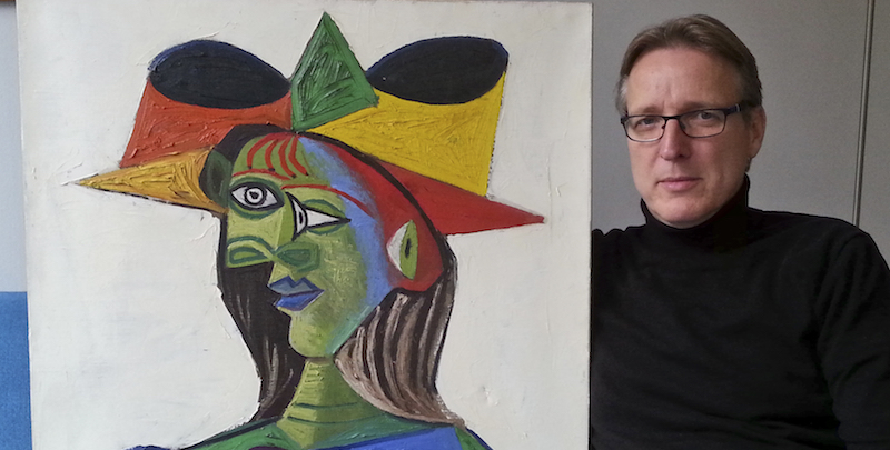 Arthur Brand con il Picasso rubato, 26 marzo 2019
(Arthur Brand via AP)