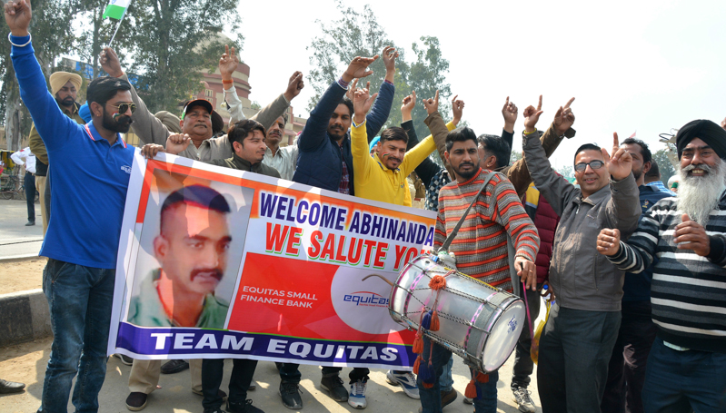 Il Pakistan ha riconsegnato il pilota indiano che aveva catturato due giorni fa dopo uno scontro aereo