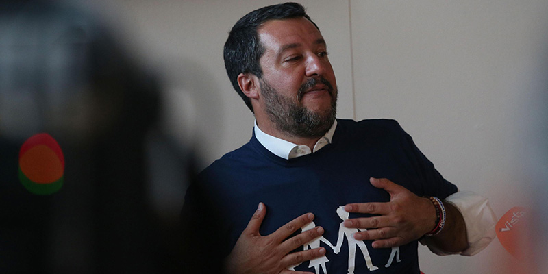 Il vicepresidente del Consiglio, Matteo Salvini, indossa una maglietta del Congresso Mondiale delle Famiglie durante una conferenza stampa a Verona (ANSA/Filippo Venezia)