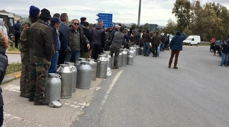 Una protesta degli allevatori sardi. (ANSA/ MANUEL SCORDO)