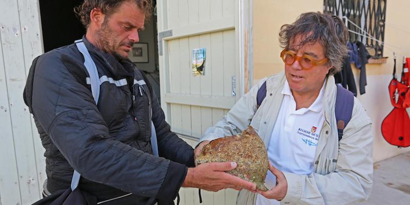 A destra, l'archeologo e assessore siciliano Sebastiano Tusa, insieme a un sommozzatore che ha partecipato al recupero di alcuni reperti archeologici alle isole Egadi, nel 2017 (ANSA/UFFICIO STAMPA)