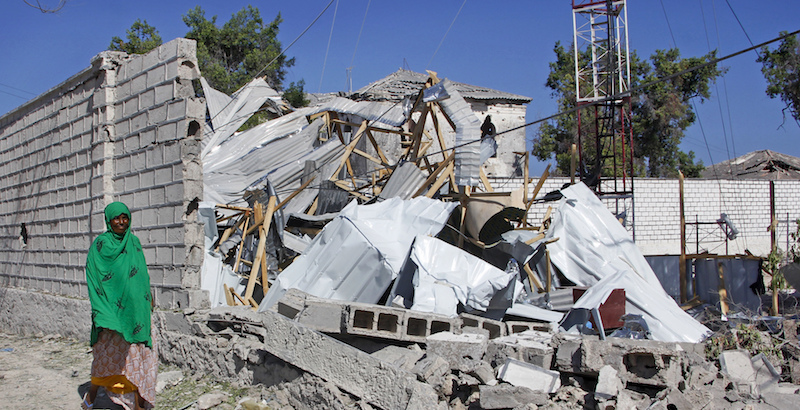 I danni dell'esplosione dell'autobomba a Mogadiscio, Somalia, 23 marzo 2019
(AP Photo/Farah Abdi Warsameh)