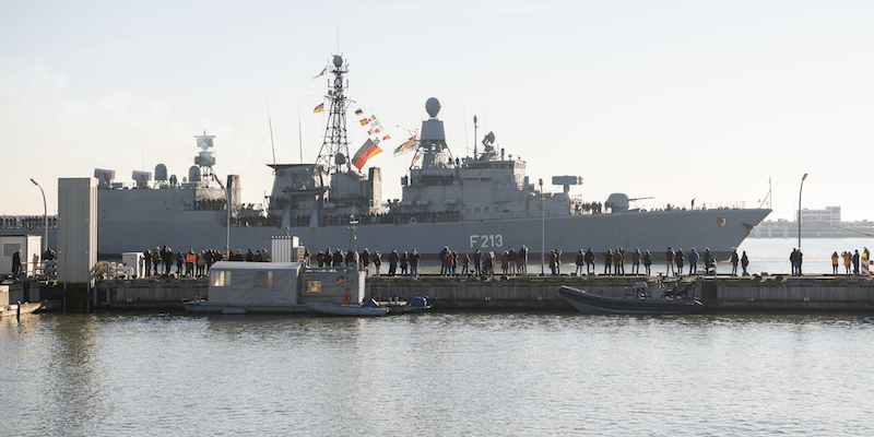 La nave Augsburg in porto dopo la sua ultima missione per l'"operazione Sophia", Wilhelmshaven, Germania, 15 febbraio 2019
(Mohssen Assanimoghaddam/picture-alliance/dpa/AP Images)