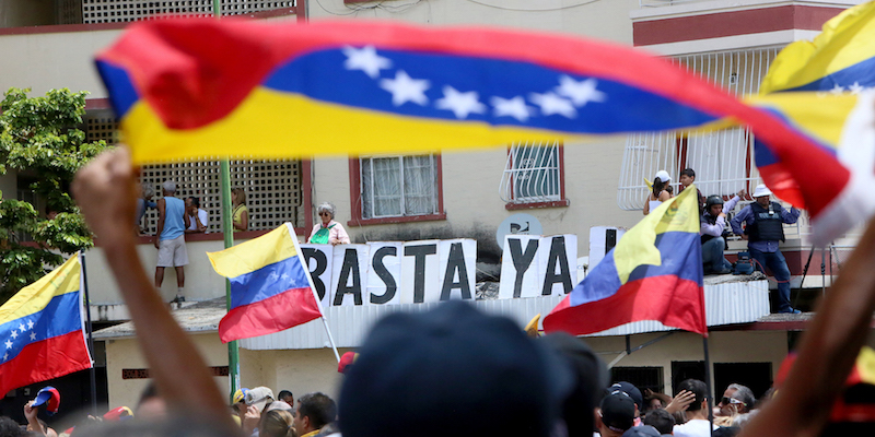 Una bandiera venezuelana sventolata durante la manifestazione contro il governo di Nicolás Maduro a Caracas, il 9 marzo 2019 (Edilzon Gamez/Getty Images)