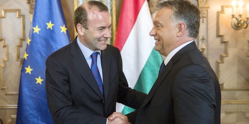 Il primo ministro ungherese Viktor Orbán con il capogruppo del PPE al Parlamento Europeo, Manfred Weber, nel 2015.
(Szilard Koszticsak/MTI via AP)