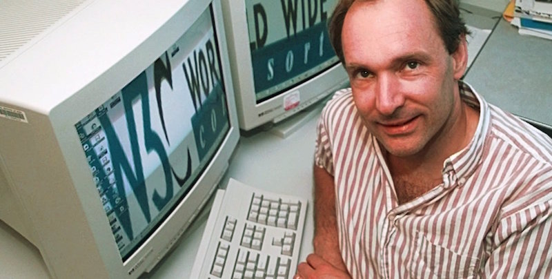 Tim Berners-Lee nel 1998 (AP Photo/Elise Amendola)