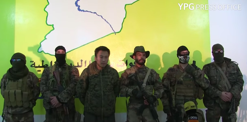 Sei volontari stranieri che si sono uniti alle YPG in un video diffuso dall'ufficio stampa delle YPG