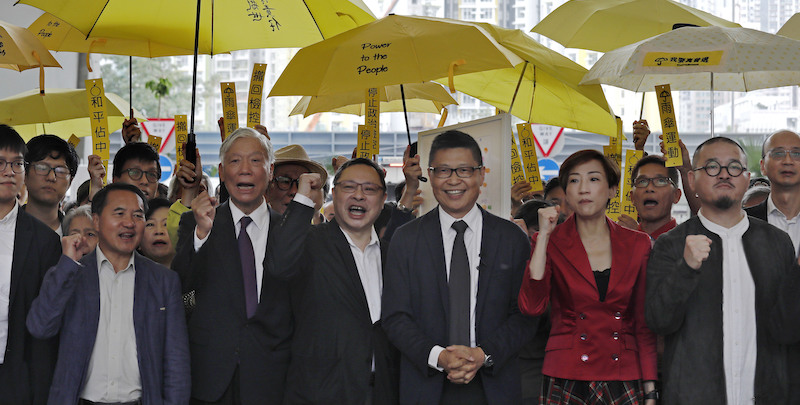 I nove attivisti del "movimento degli ombrelli" a Hong Kong prima di entrare in tribunale nel novembre del 2018. (AP Photo/Vincent Yu)
