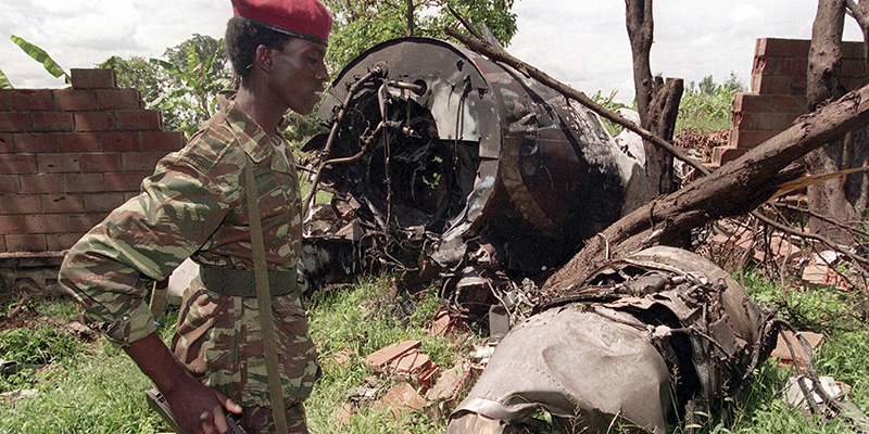 Un ribelle del Fronte Patriottico del Ruanda sul luogo dell'incidente aereo che coinvolse il presidente Juvenal Habyarimana. (AP Photo/Jean Marc Bouju)