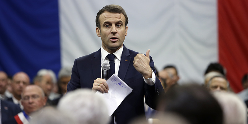 Emmanuel Macron durante uno degli incontri organizzati durante il "grande dibattito nazionale", Greoux Les Bains, 7 marzo 2019 (AP Photo/Claude Paris, Pool)