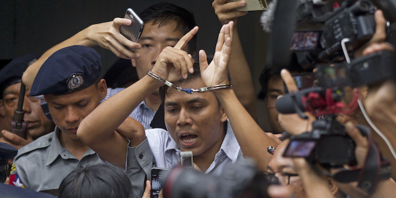Il giornalista di Reuter Kyaw Soe Oo parla con i giornalisti mentre esce dal tribunale: lui e un collega sono stati condannati a 7 anni di carcere, accusati di avere violato alcuni segreti di stato per una loro inchiesta sulle violenze condotte contro la popolazione dei Rohingya
(AP Photo/Thein Zaw)