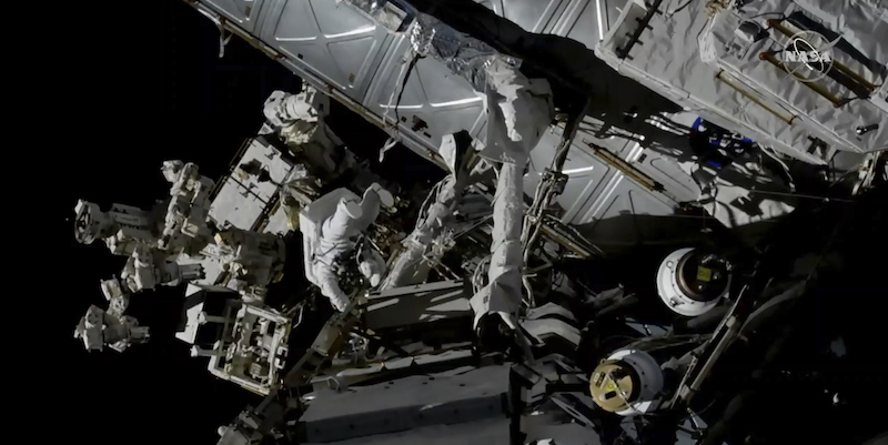 L'astronauta canadese David Saint-Jacques lavora fuori dalla Stazione spaziale internazionale, 8 aprile 2019. (NASA via AP)