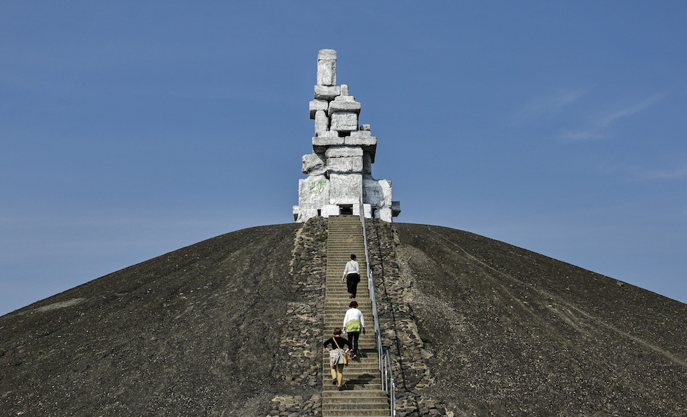 La scultura "Starway to Heaven" dell'artista Herman Prigann sulla cima del colle Rheinelbe, fatto con gli scarti provenienti dalle miniere attive in passato nell'area della Ruhr
(AP Photo/Martin Meissner)