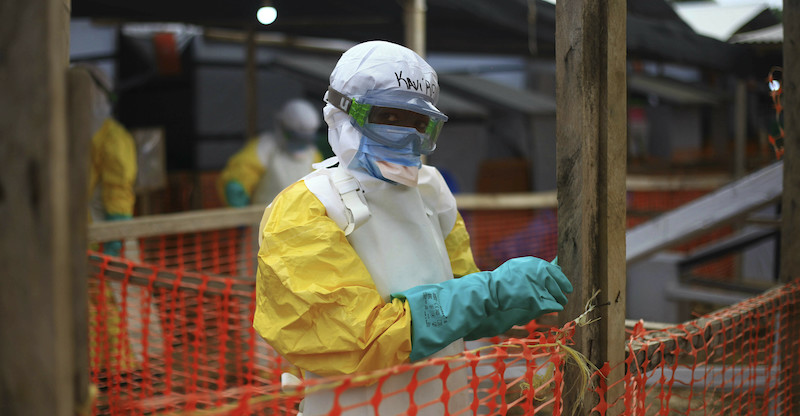 Un operatore sanitario in un centro di trattamento del virus ebola a Beni, nella Repubblica Democratica del Congo, 16 aprile, 2019. 
(AP Photo/Al-hadji Kudra Maliro)
