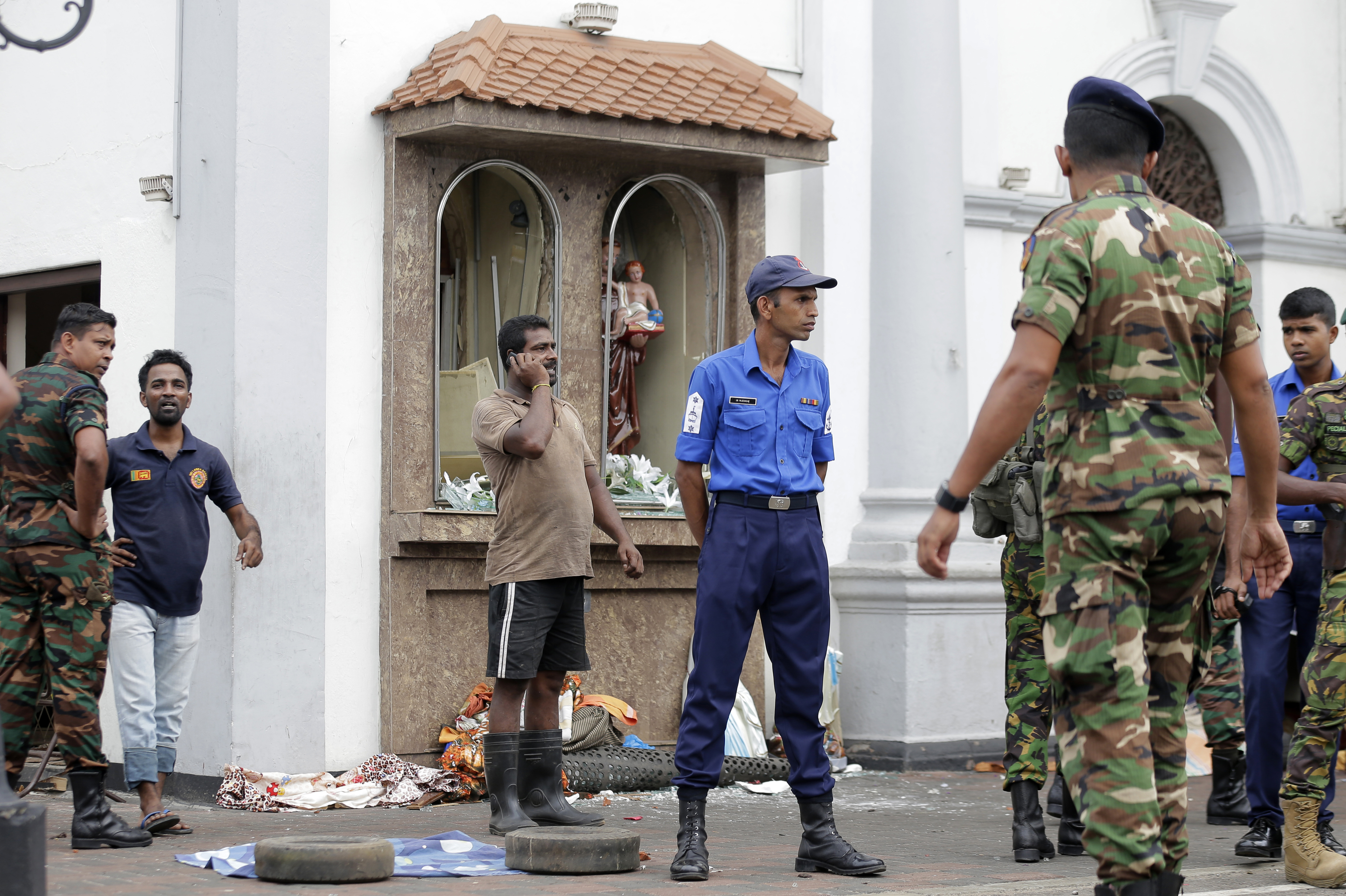 Теракт в шри ланке. Шри Ланка полицейский. Шри Ланка Комендантский час.