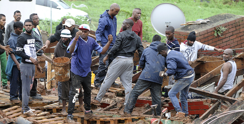 I soccorsi cercano sopravvissuti sotto le macerie di un edificio crollato a Durban, in Sudafrica. (AP Photo)