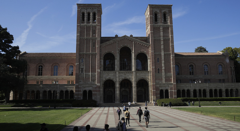 L'ingresso della Royce Hall alla University of California, Los Angeles. (AP Photo/Jae C. Hong)