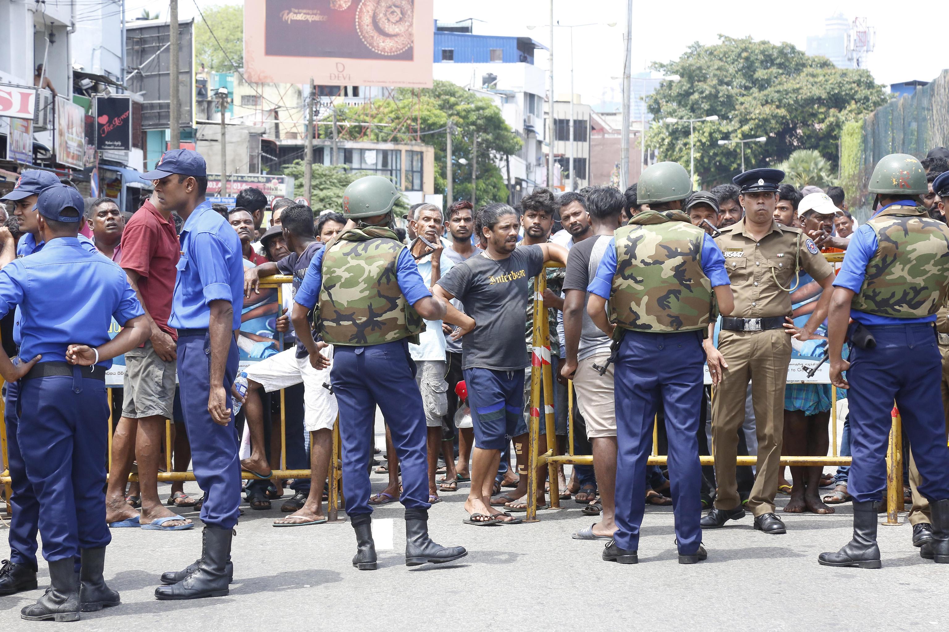 Теракт в шри ланке. Полиция Шри Ланки. Шри Ланка полицейский. Полиция на Шри Ланке.